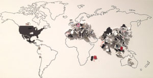 Weltkarte mit Textiletiketten